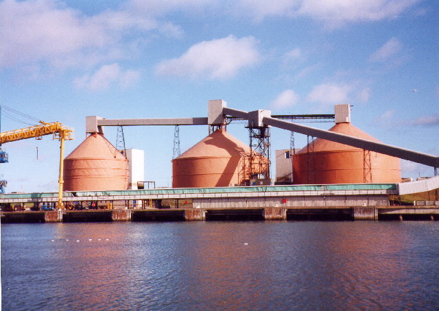 File:Alcan silos and River Blyth - geograph.org.uk - 37856.jpg